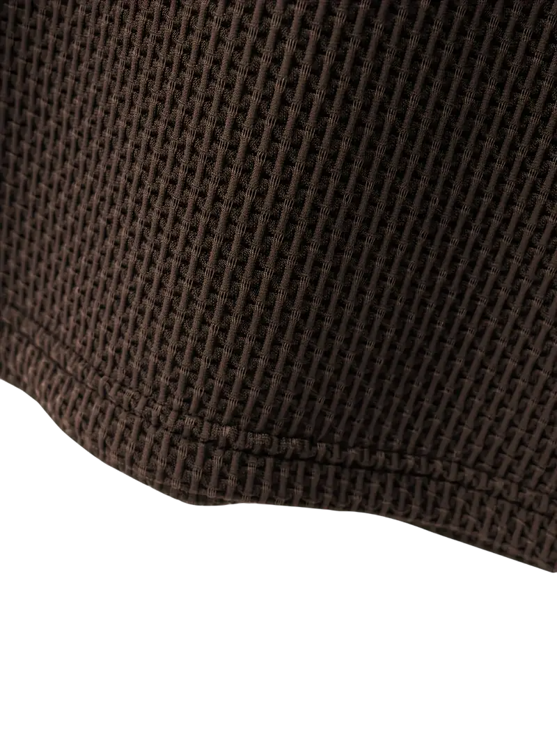 Polo café con textura